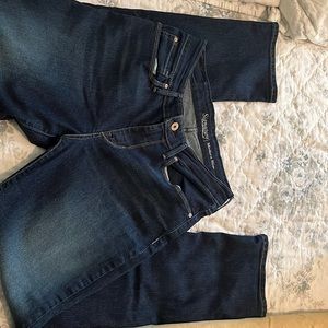 Modern slim Levi’s signature jeans